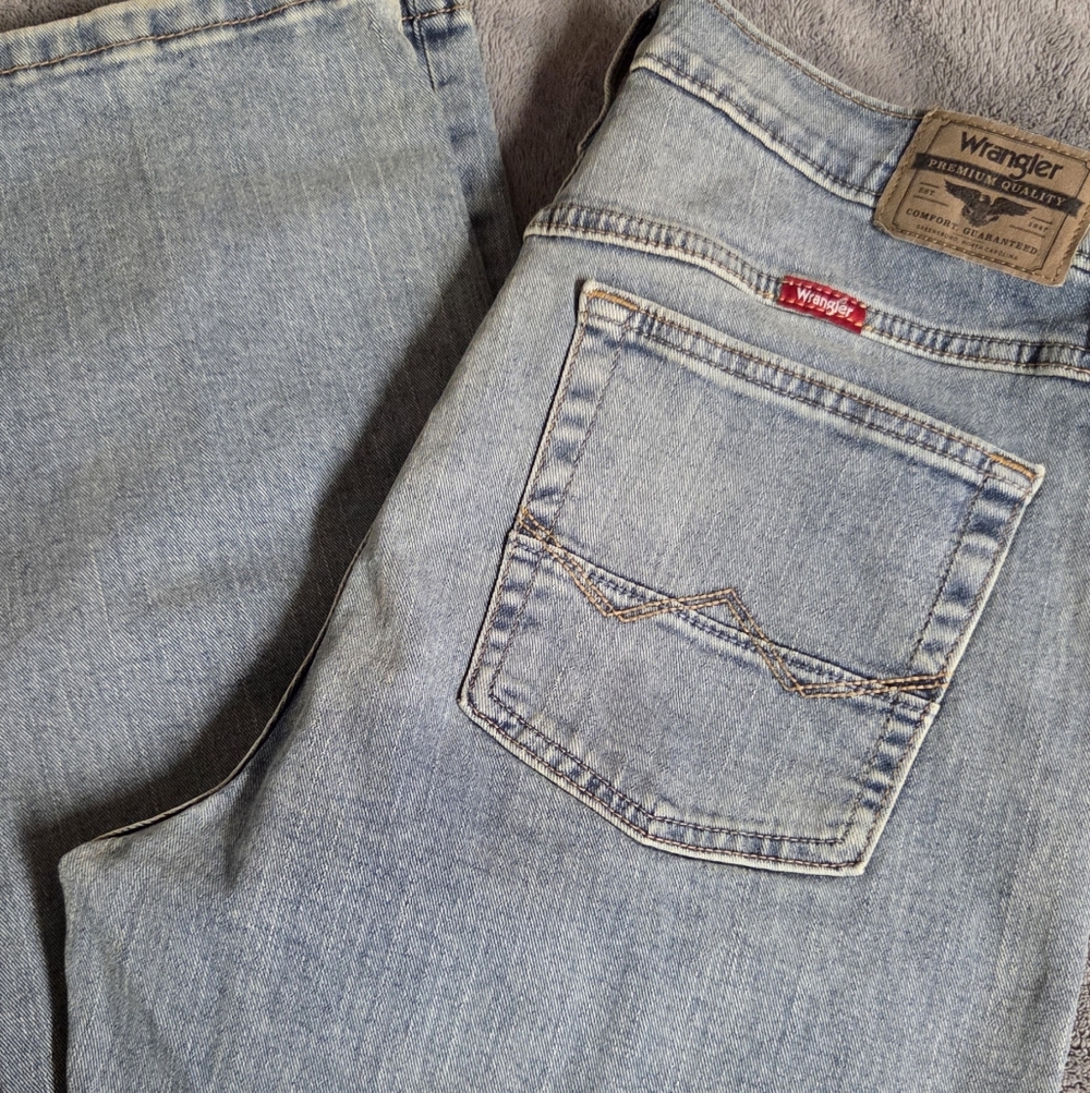 Wrangler Men's Relaxed Fit Jeans in Light Blue
